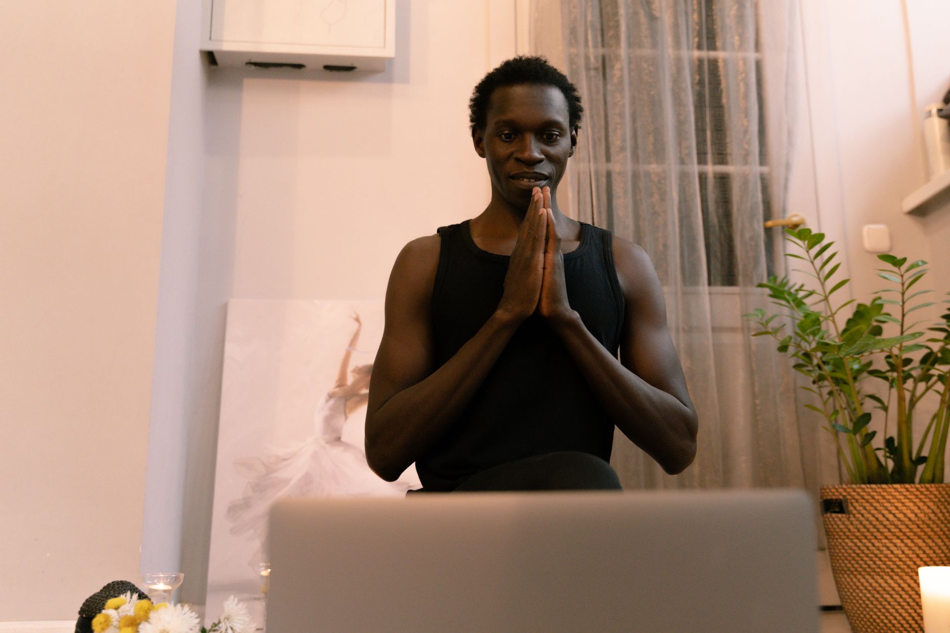 忙碌上班族專屬冥想計畫:10分鐘減壓日常 Relaxed man meditating indoors, hands together, facing laptop. Lifestyle and balance.