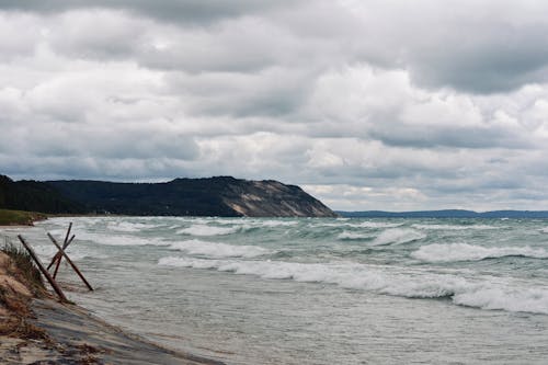 Photos gratuites de ciel nuageux, étendue d'eau, littoral