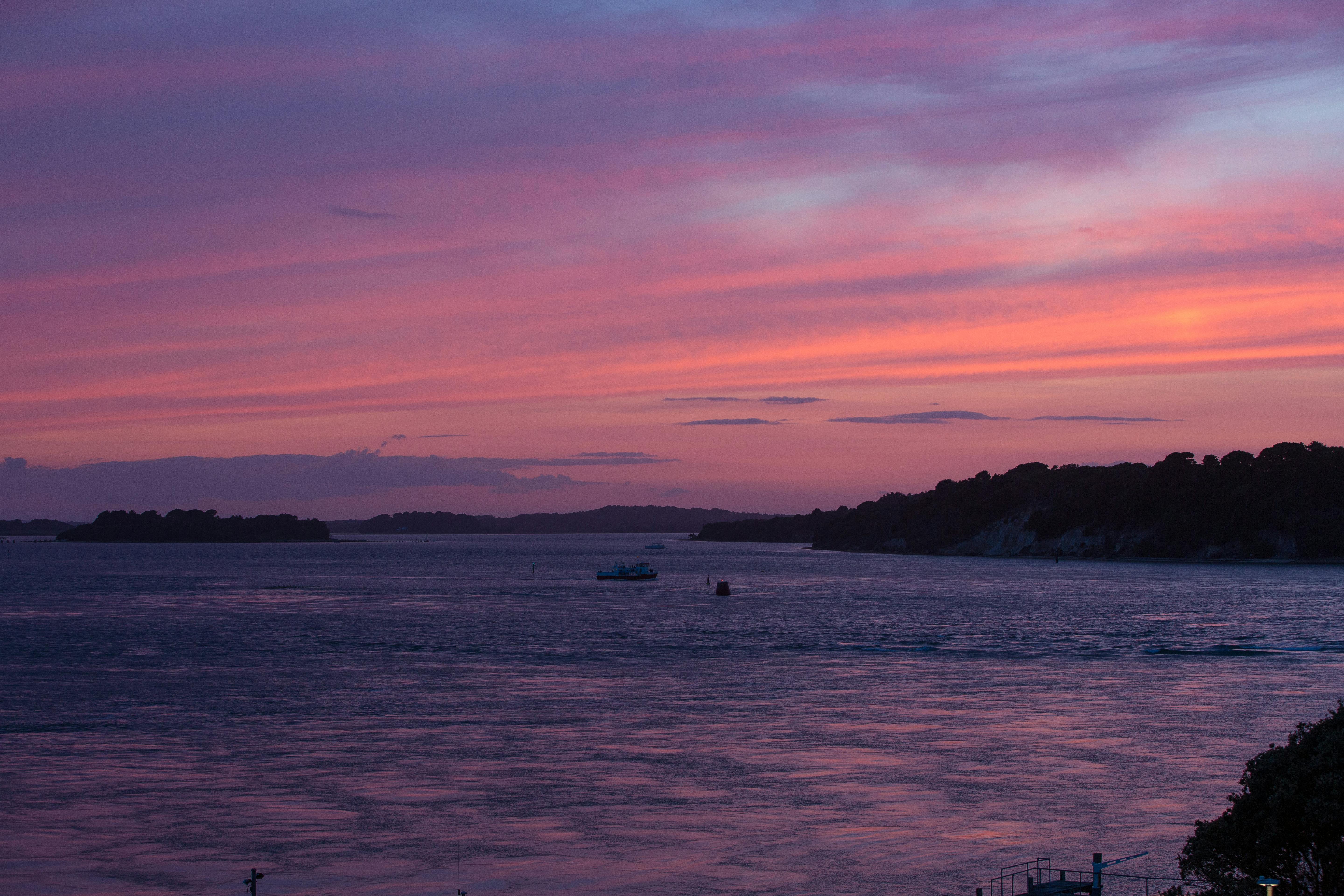 ピンクの夕日 ボート 日没の無料の写真素材