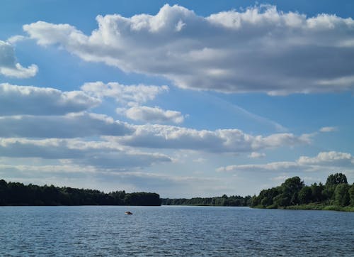 Δωρεάν στοκ φωτογραφιών με γαλάζιος ουρανός, λίμνη, σύννεφα Φωτογραφία από στοκ φωτογραφιών