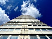 低角度的摩天大楼和玻璃立面映衬着生动的蓝天与云层