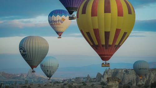 Foto stok gratis balon udara panas, gunung berbatu, gurun pasir