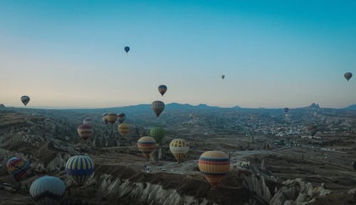 Foto stok gratis balon udara panas, gunung berbatu, gurun pasir