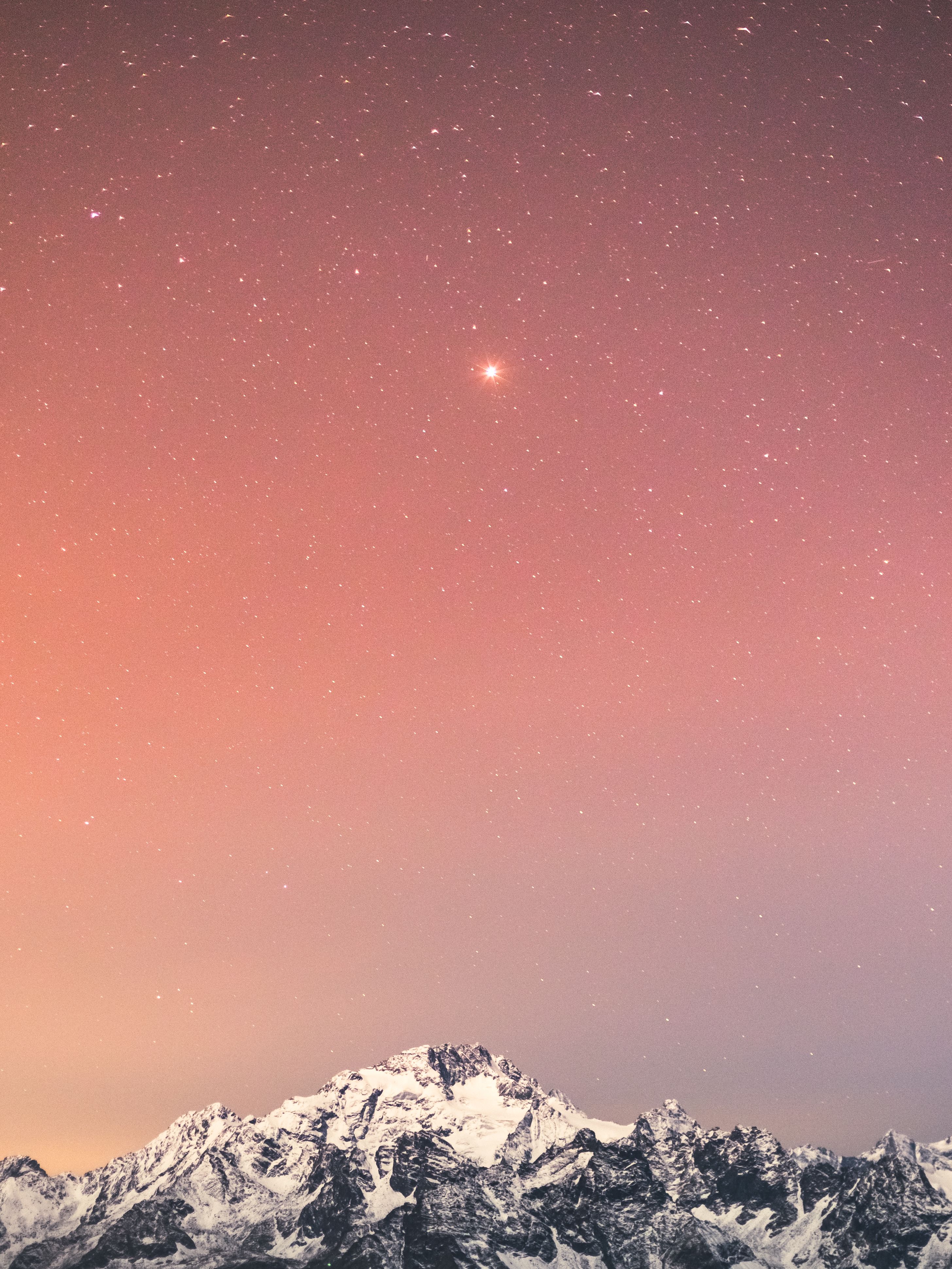 白雪覆盖的山峰上，迷人的星空营造出宁静的冬季氛围