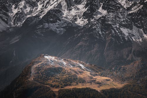 Immagine gratuita di alberi verdi, montagne rocciose, neve