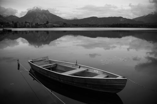 Základová fotografie zdarma na téma černobílý, dřevěná loď, hora