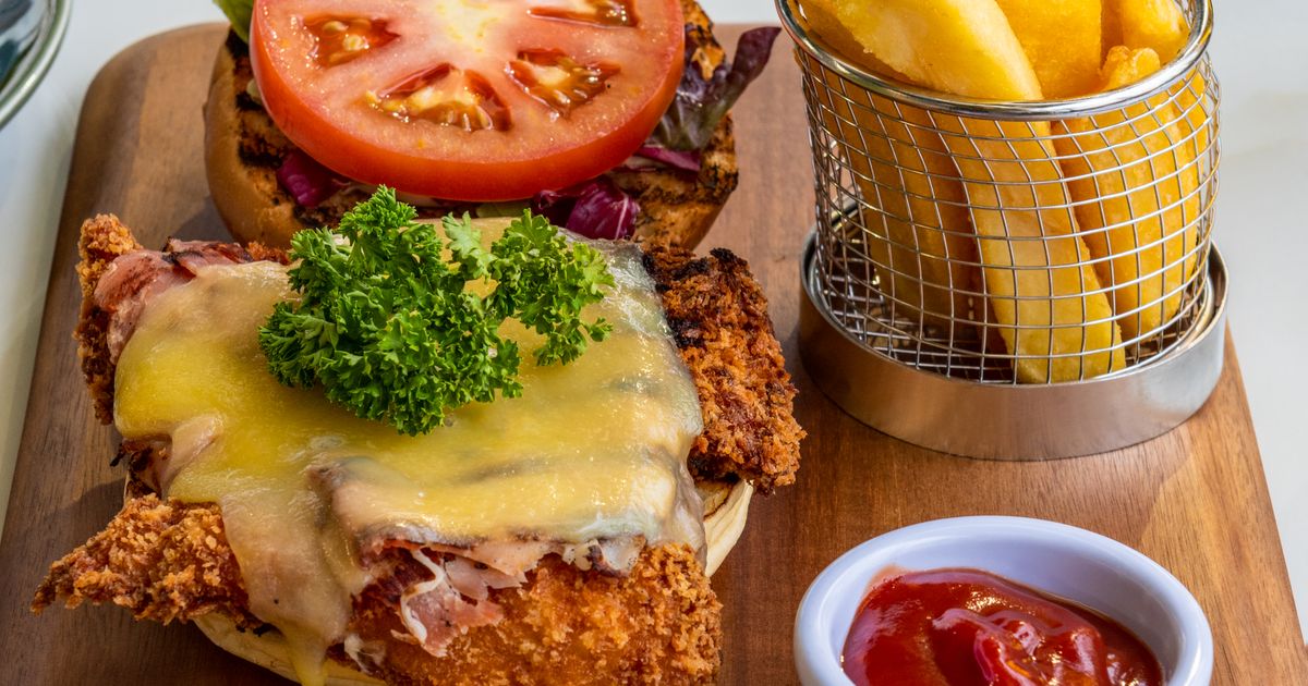 チキンカツのバーガーとフライドポテト
