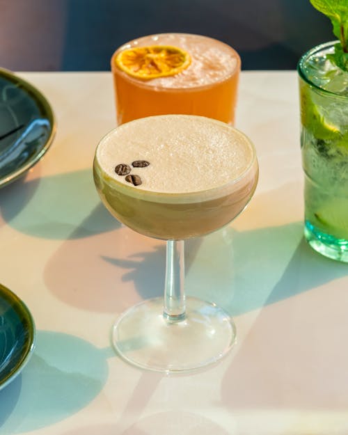 dikey atış, espresso martini, garnitür içeren Ücretsiz stok fotoğraf