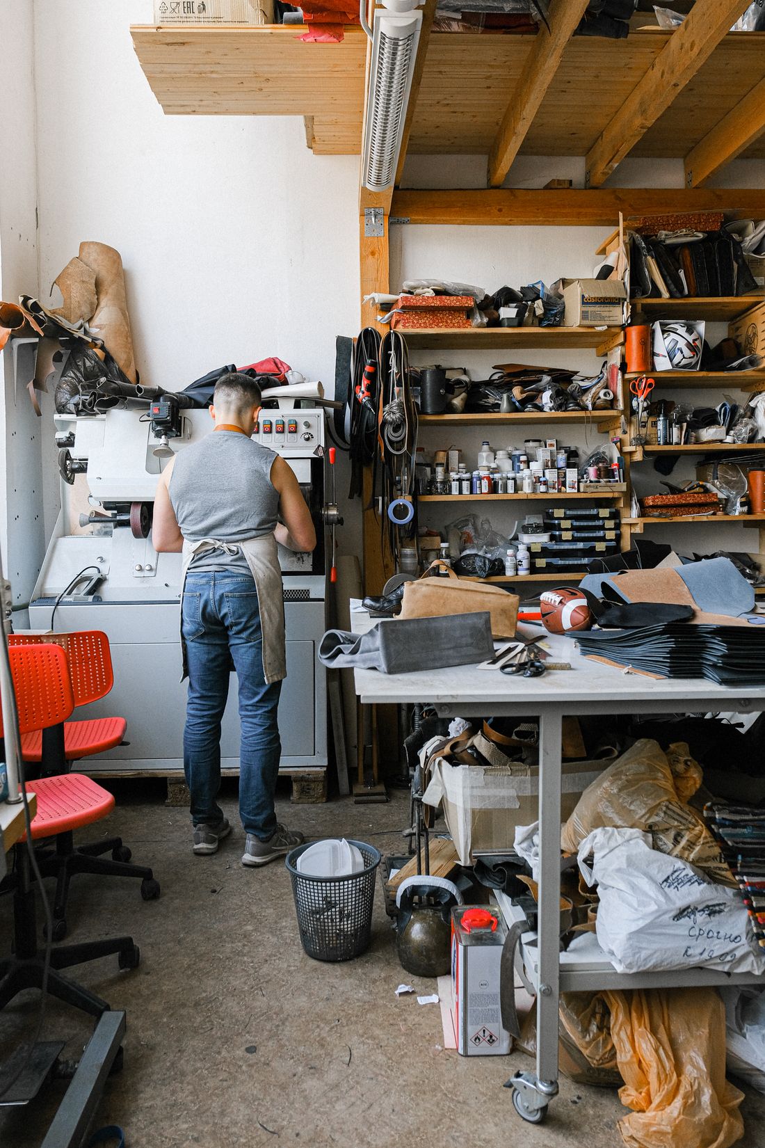 Mitarbeiter an einer Maschine in der Werkstatt – der Arbeitsplatz selbst ist das ehrlichste Argument.