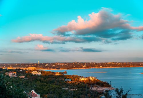 Free A breathtaking view of a serene lake under a vibrant sky with clouds, showcasing nature's beauty during fall. Stock Photo