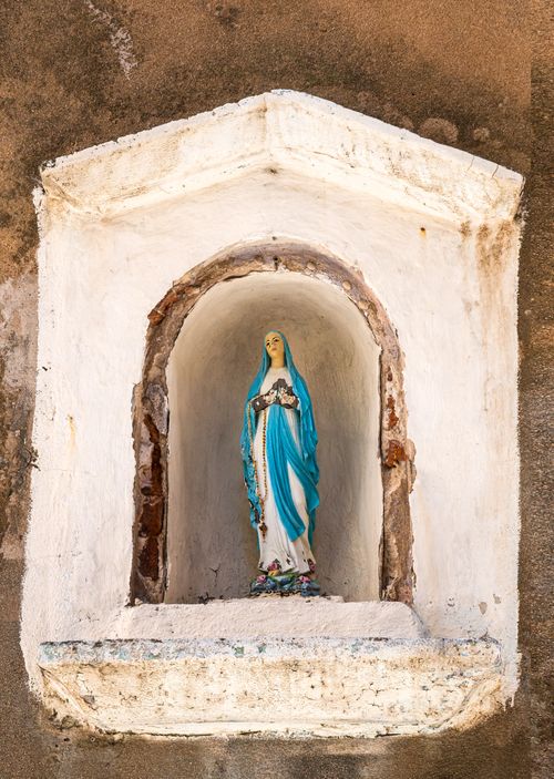 Free A Virgin Mary statue in a weathered outdoor niche, epitomizing tranquility and faith. Stock Photo