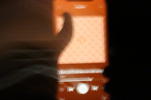 Foto profissional grátis de escuro, holding, telefone
