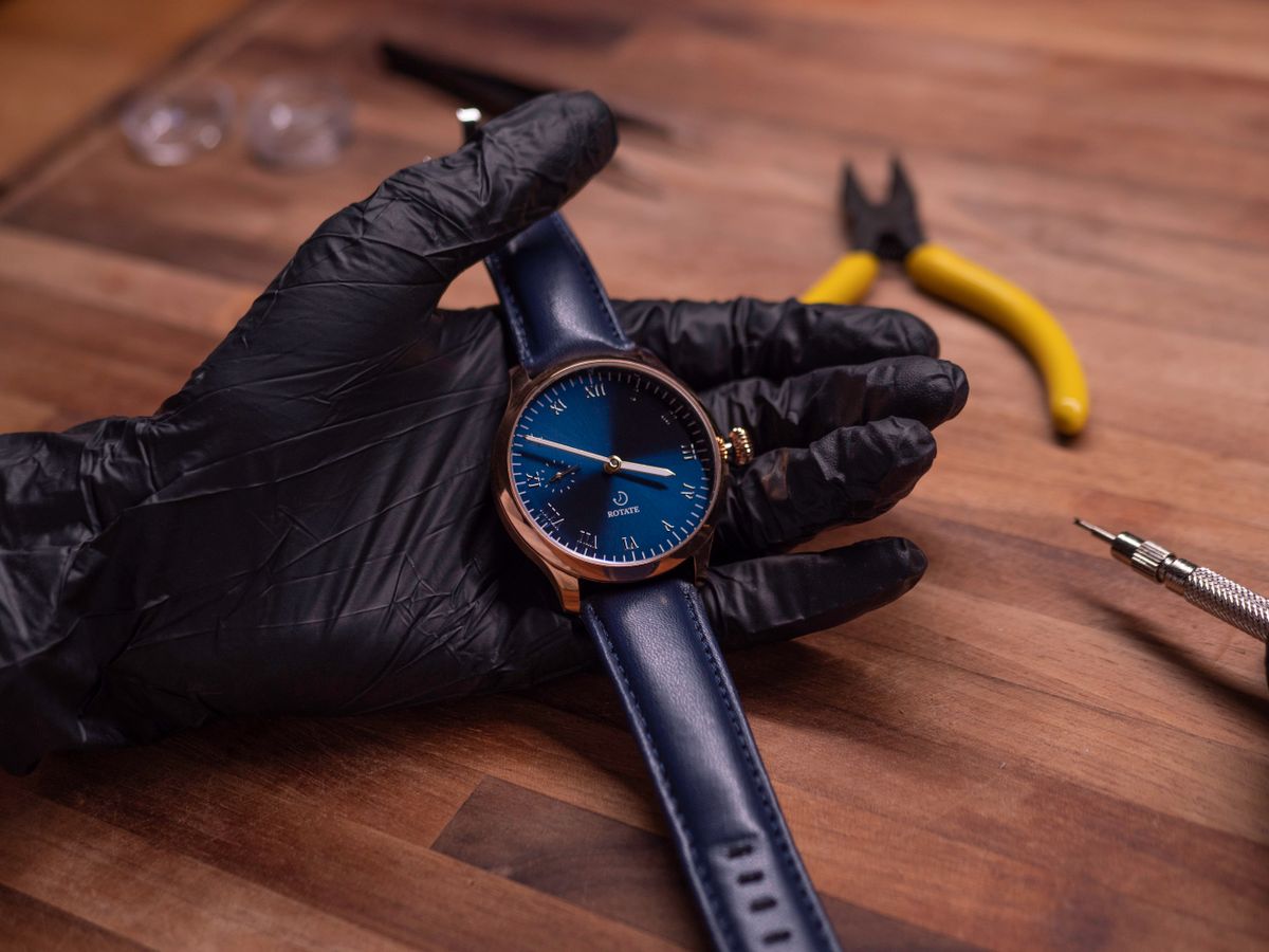 Montre habillée au design épuré posée sur un fond neutre
