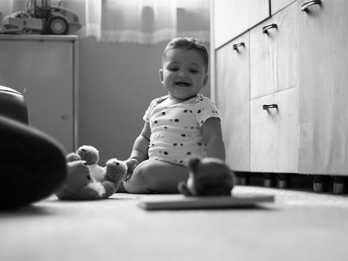 Free Gratis stockfoto met aanbiddelijk, babyjongen, eenkleurige fotografie Stock Photo