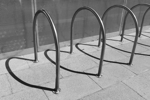 Bollard Stainless Steel di area gedung perkantoran