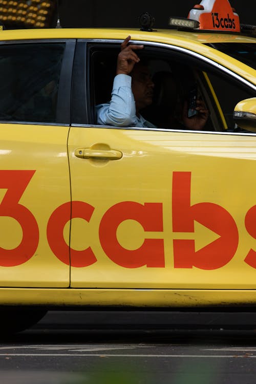 남자, 노랑 택시, 대중교통의 무료 스톡 사진