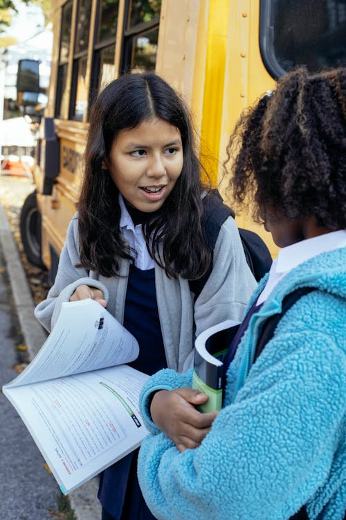 Felices Los Niños Multiétnicos Discutiendo La Escuela Juntos