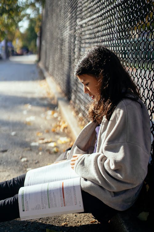 Adolescente Leyendo Libros De Texto En La Calle