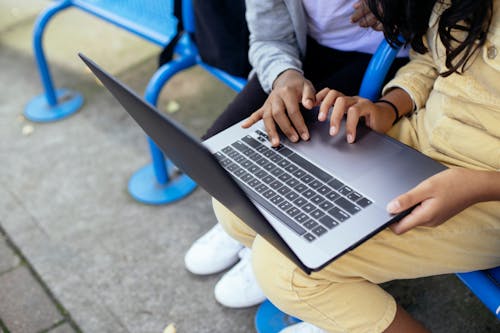 Snijd Multi Etnische Schoolkinderen Die Op Internet Surfen Op De Laptop In De Stad