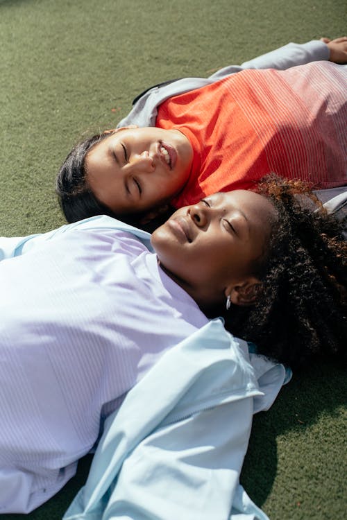 Ragazze Allegre Sul Prato Sotto La Luce Solare