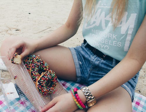 Immagine gratuita di bracciali, camicia blu, cibo