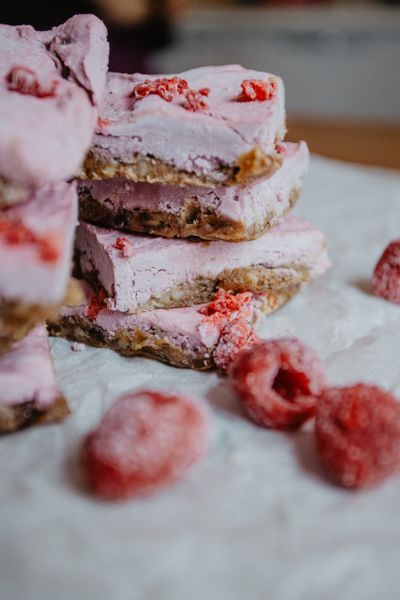 Tasty raspberry dessert bars with a crumbly base and creamy topping