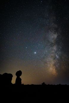 在拱门国家公园拍摄银河，展现星光璀璨的天空与岩石结构，非常适合夜间摄影爱好者
