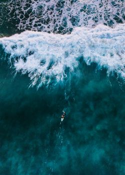 一架无人机在以色列海法区的巨浪中，拍摄到一名冲浪者
