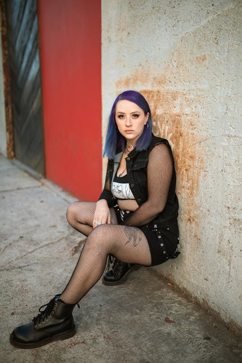 Základová fotografie zdarma na téma betonová stěna, fialové vlasy, lesbian-h