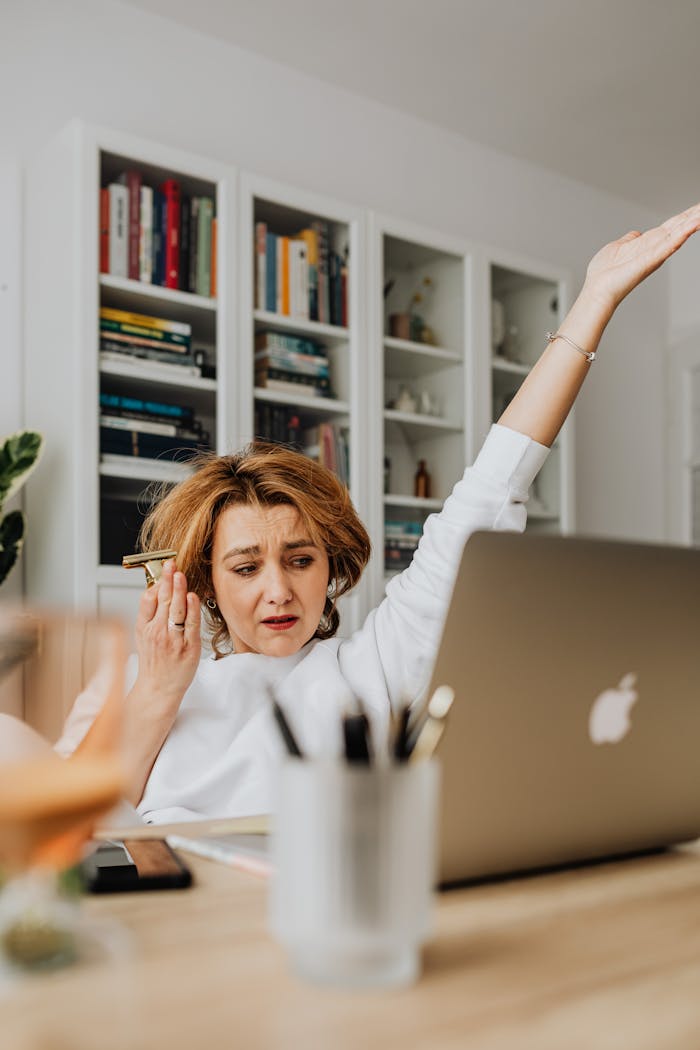 노트북 앞에서 고민하는 사람