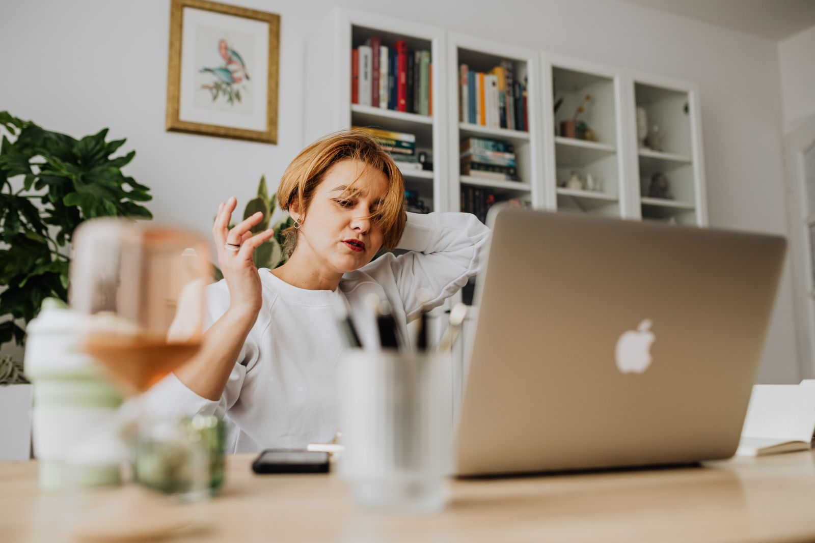 Durerea de gât de la laptop: exerciții și obiceiuri care reduc tensiunea