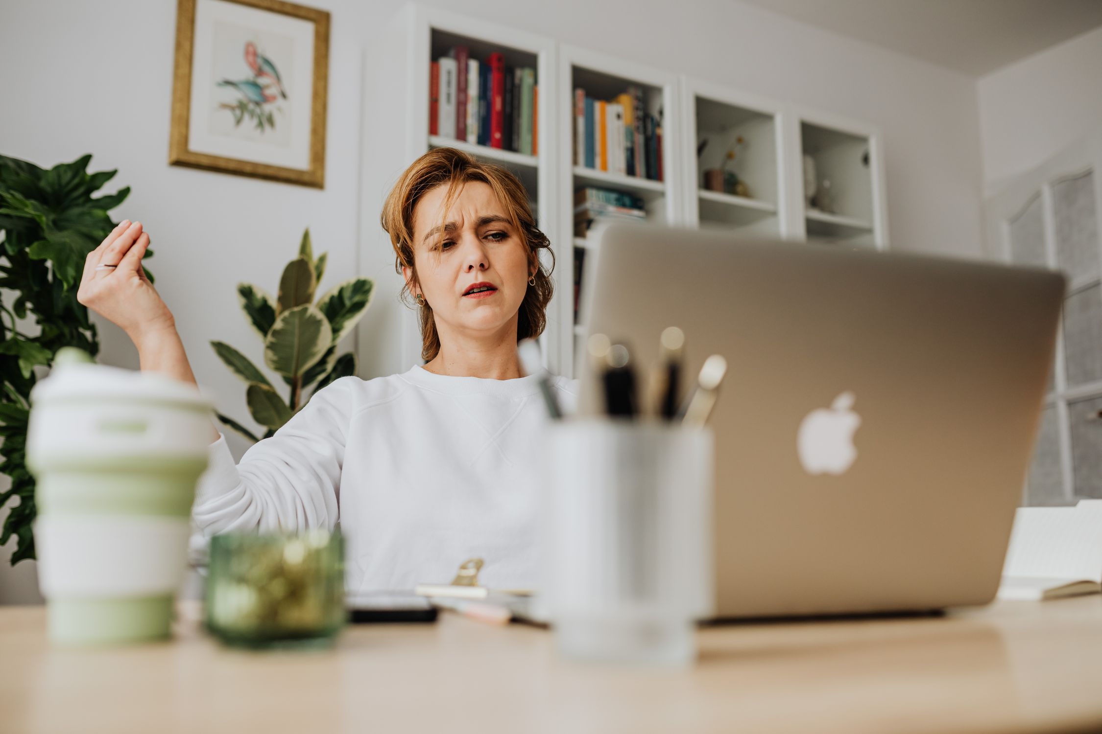 Ambiente de trabalho que pode ser fonte de estresse crônico e elevação dos níveis de cortisol.