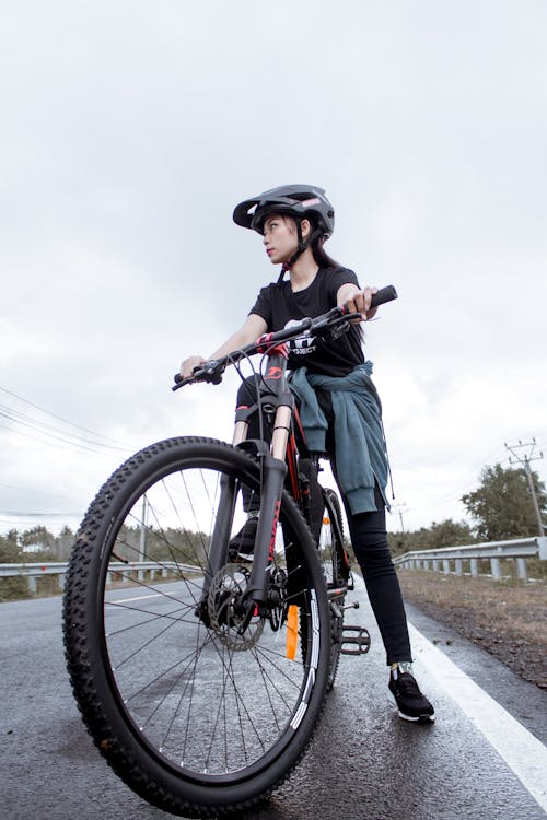 Gratis Fotos de stock gratuitas de bici, carretera, casco Foto de stock