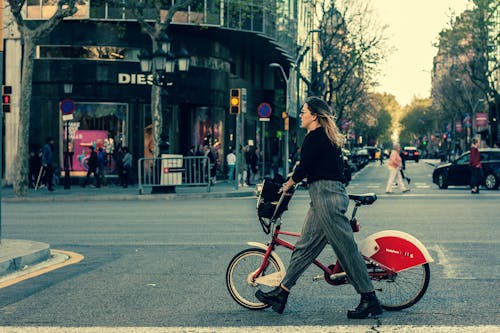 barcelona, bisiklet, çekici kadın içeren Ücretsiz stok fotoğraf