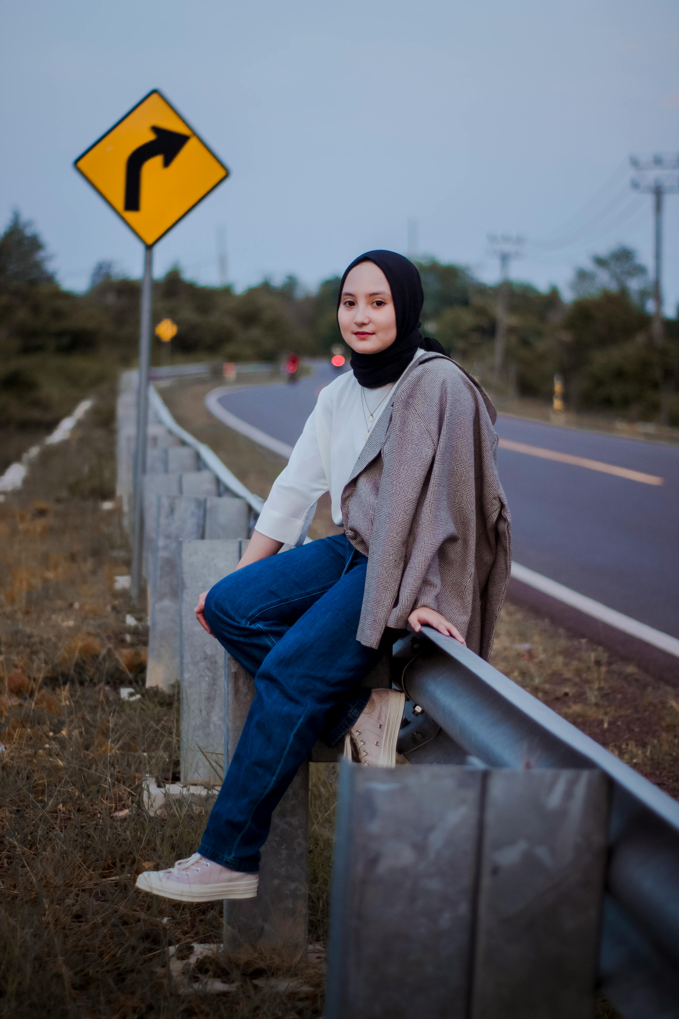 pessoa em posição de oração, olhando para o céu