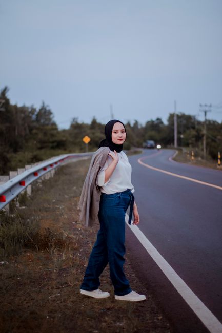 Áo trắng với quần jeans, cardigan vắt hờ trên vai. Set đồ đi dạo buổi chiều tối 🌙
#phốiđồmỗingày #hômnaymặcgì #black #hijab #jeans