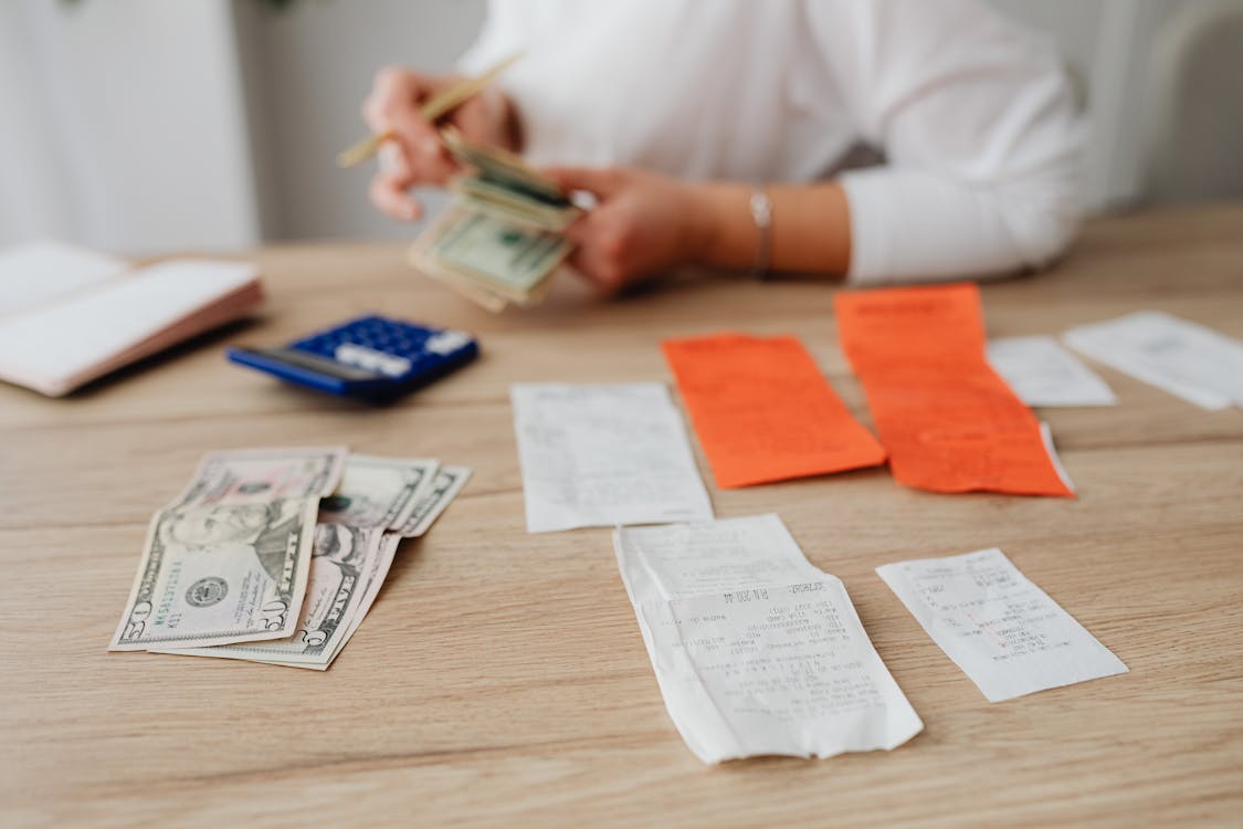 Choix d'une assurance avec un conseiller professionnel Conseiller en assurance expliquant un contrat à un client en France