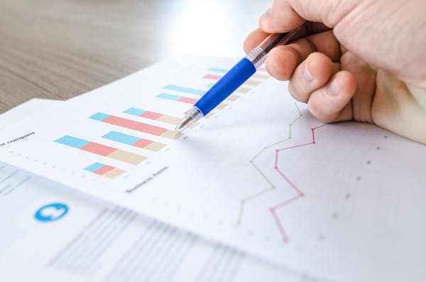 Das Bild einer Person, die ein Diagramm studiert, wie z. B. die gefälschten analytischen Follower, kann die Lesbarkeit erschweren