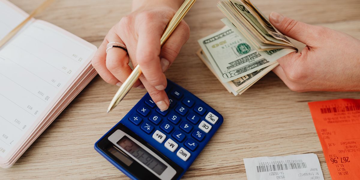 Calculator si bani pe birou — planificare buget nunta