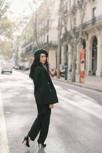 Boina, saco de tweed y tacones, hoy todo en tonos negros para caminar sin prisa por el bulevar. me siento muy arreglada
#lookdeldia #black #beret #blazer