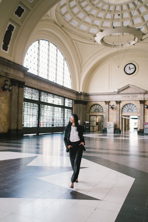 bezplatná Základová fotografie zdarma na téma černé kalhoty, černý blazer, chůze Základová fotografie