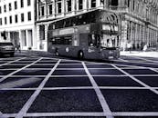 这张伦敦街头的双层巴士单色图像，展现了城市交通与日常生活