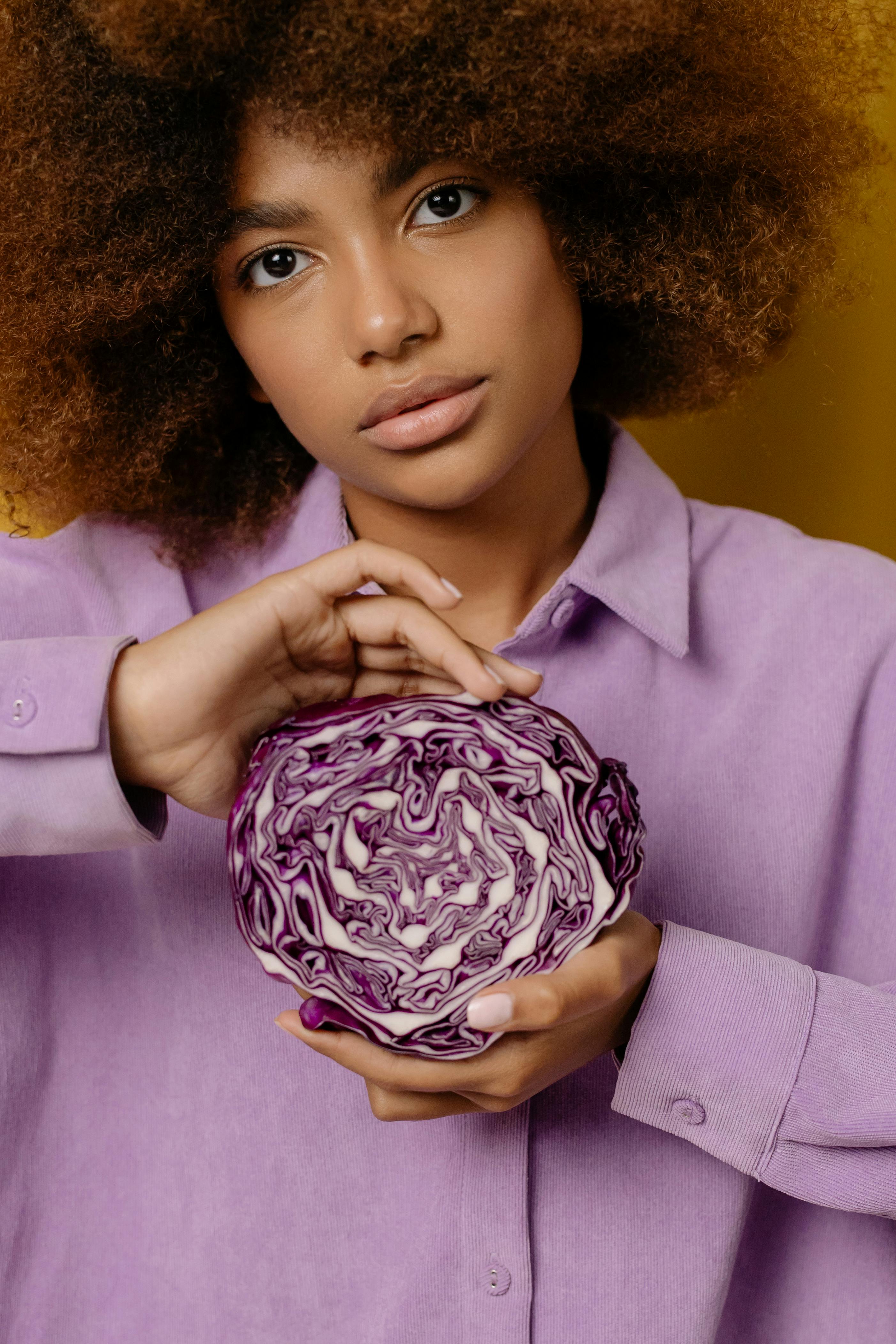 Kostenlos Model Posiert Mit Rotkohl Stock-Foto