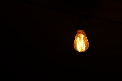 Kostenloses Stock Foto zu lampe, licht, schwarzer hintergrund