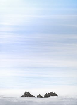 新西兰尖塔湾山峰被云层环绕的景色壮丽