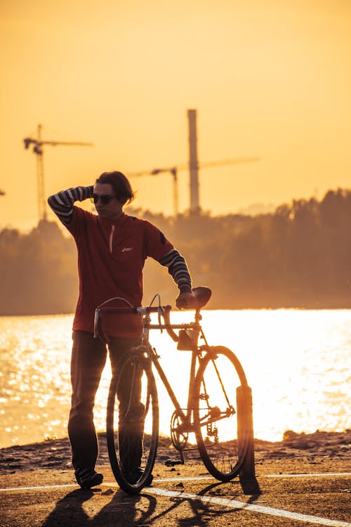 Immagine gratuita di bici da strada, in piedi, occhiali da sole