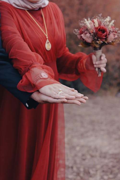 ฟรี คลังภาพถ่ายฟรี ของ ช่อดอกไม้, ชุดสีแดง, ชุดแต่งงาน คลังภาพถ่าย