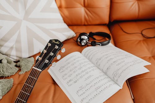 Gratis Foto stok gratis alat musik, buku notes, gitar Foto Stok