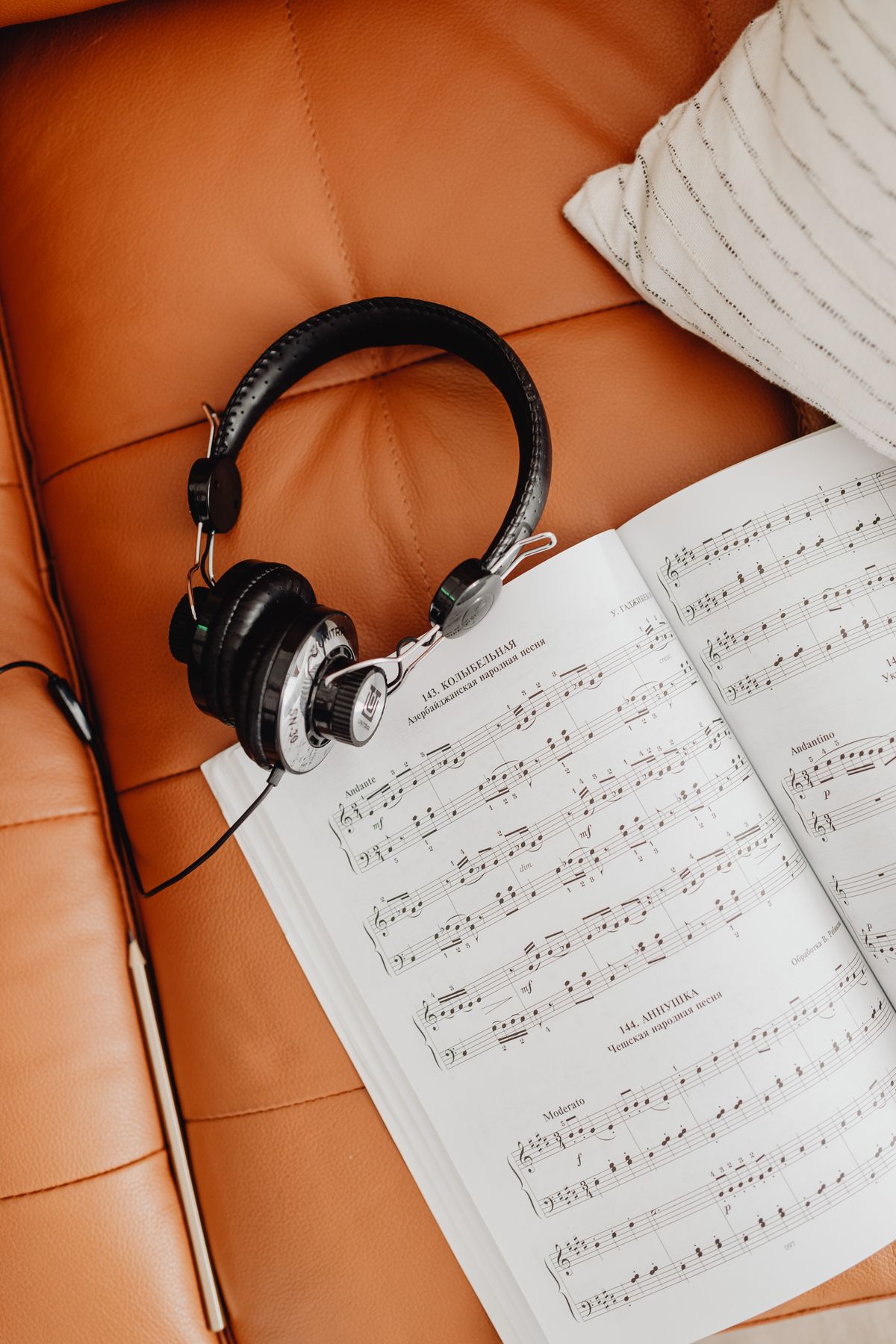 Teoria muzyki dla DJ-a – słuchawki i zapis nutowy