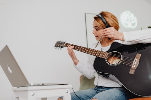 Fotobanka s bezplatnými fotkami na tému biela stena, gitara, hranie